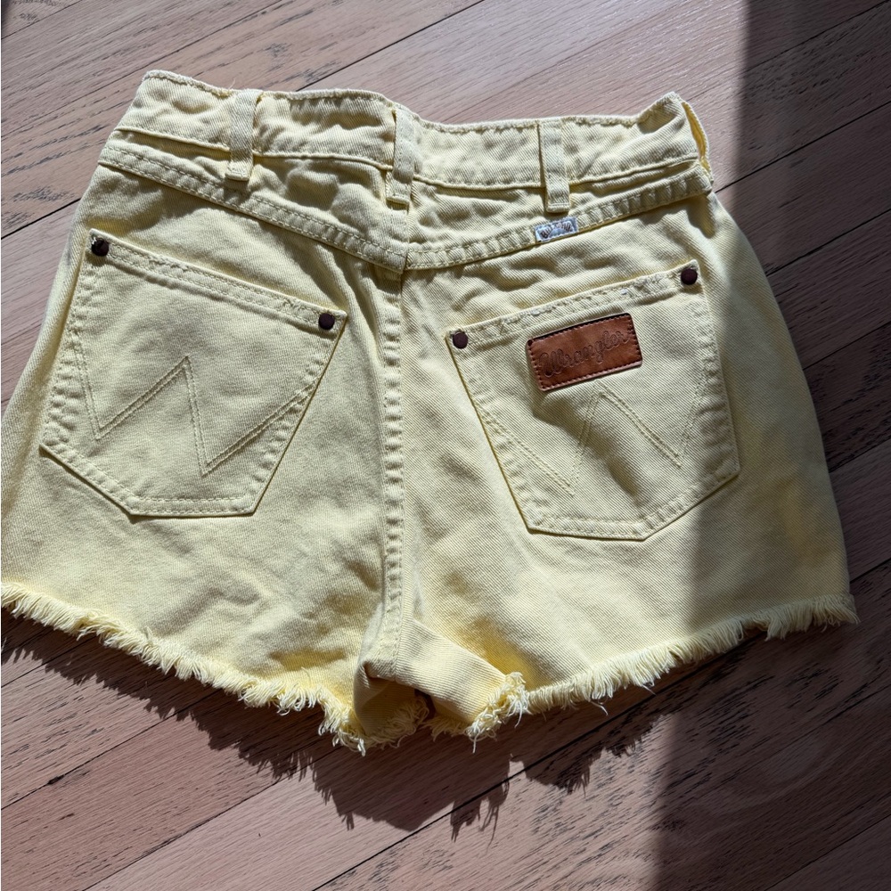 Wrangler Lemon High-Waisted Women's Shorts - Picture 8 of 9
